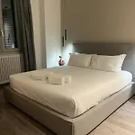 Daire Charming Lake Como Stay - Central & Scenic *